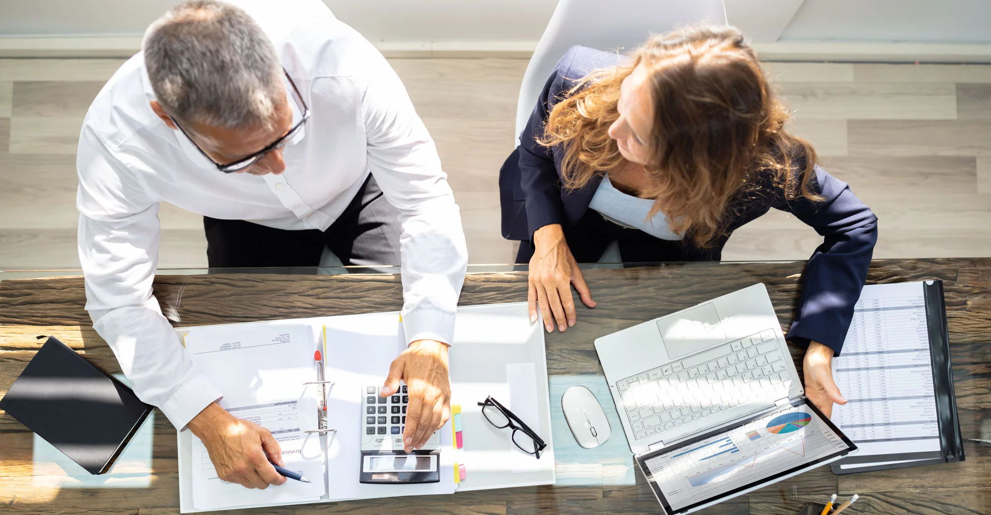 Team IROS in riunione aziendale per attività amministrative e contabili